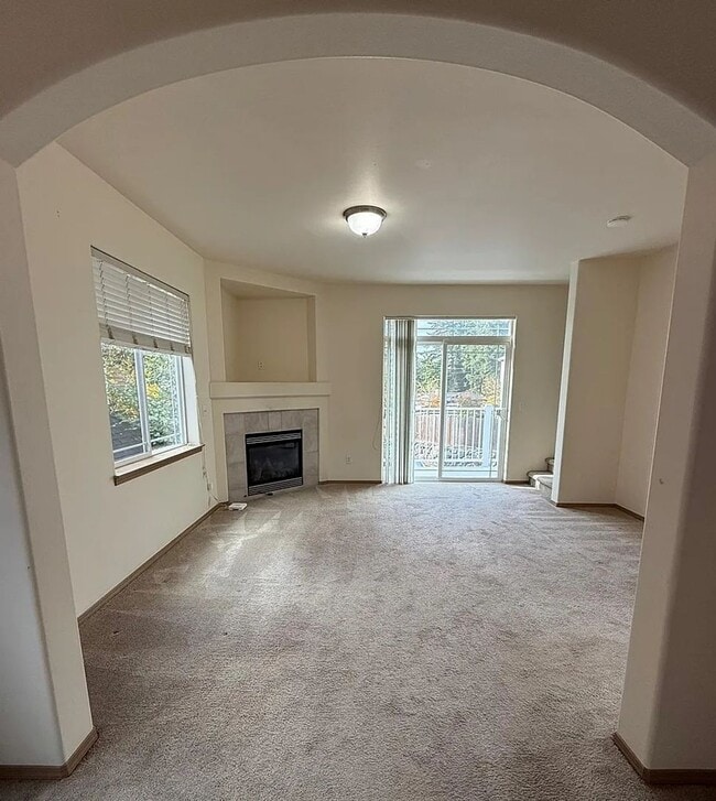 Building Photo - Spacious 3 Bedroom, 3 Bath End-Unit Condo ...