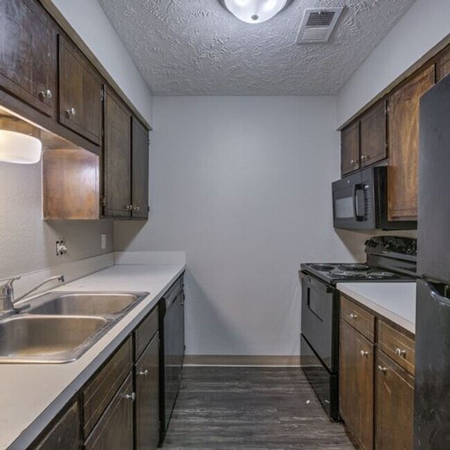 Building Photo - Spacious Apartments Located in the Heart o...