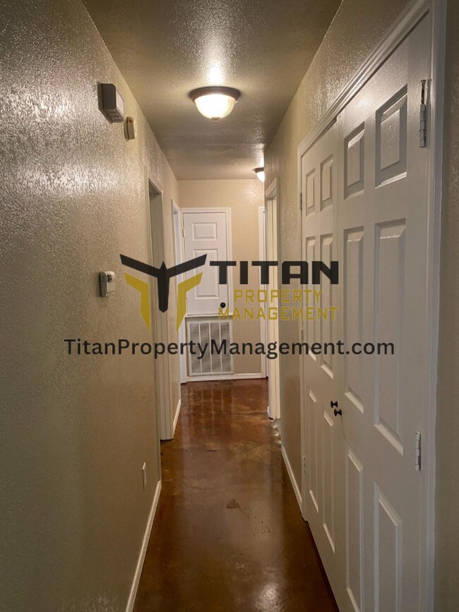 Building Photo - 3b/2b house