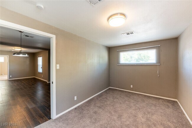 Building Photo - 227 S Texas Ave