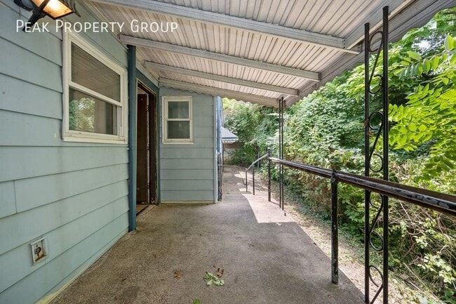 Building Photo - 2533 Ravine St