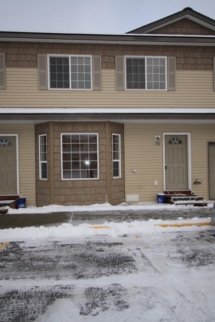 Building Photo - 3 Bedroom Condo close to JBER w/ Fenced Backyard!
