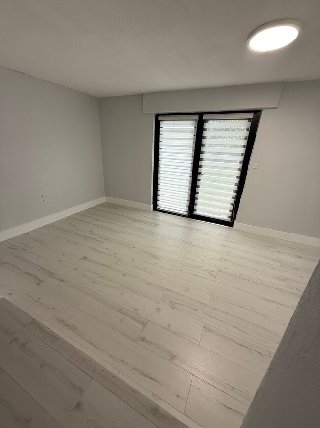 Den - 7142 SW 22nd St