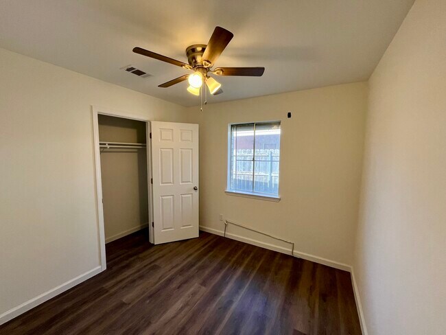 Building Photo - 1021 Sandalwood Dr