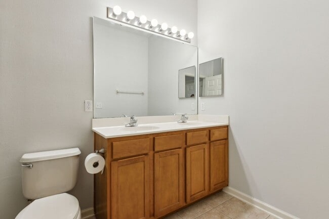 Building Photo - 2 BEDROOM VICTORIA PARK TOWNHOUSE AVAILABL...