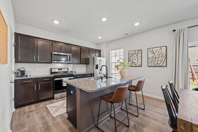 Building Photo - 1009 Chiles Dr