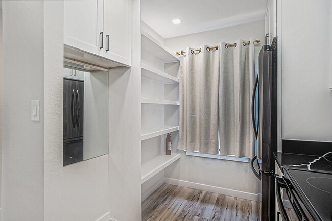 Building Photo - 618 W Collins St