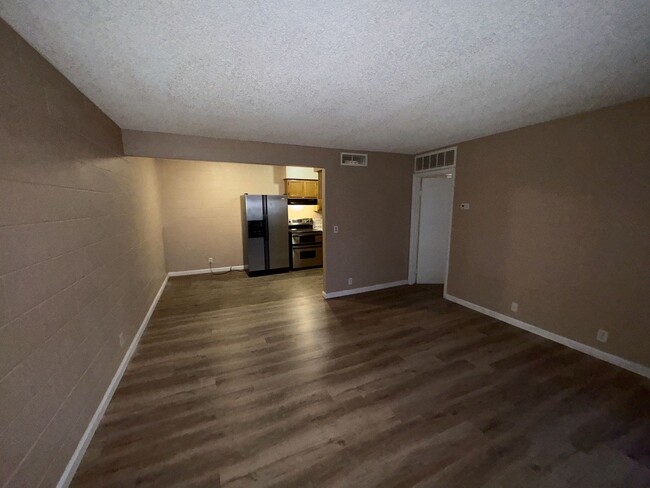 Building Photo - 1 Bedroom Condo close to the Strip and UNLV