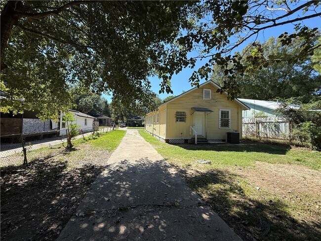 Building Photo - 1206 Alba St