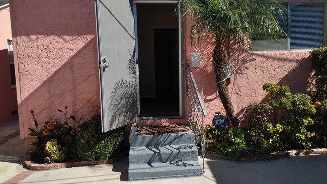 Backhouse Entry - 2724 W Caldwell St