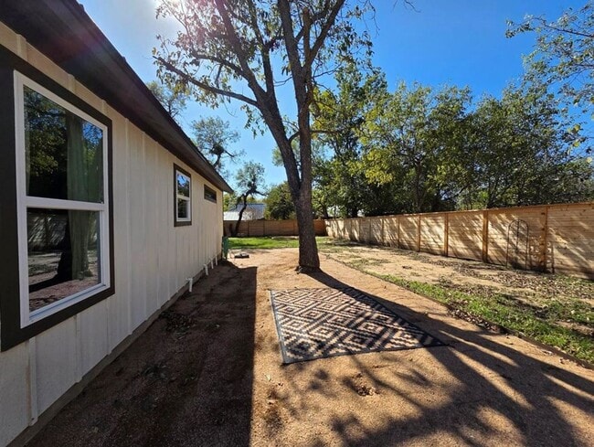 Building Photo - FOR LEASE!!!!!!!!