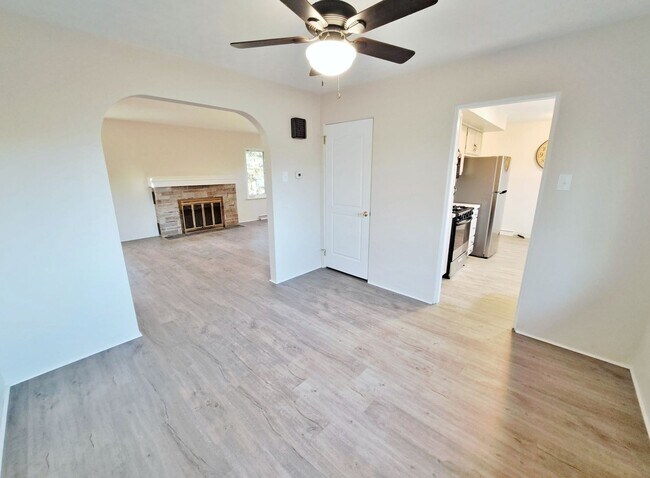 Building Photo - 3 Bed / 1-1/2 Bath Single Family Home w/ 2-Car Garage