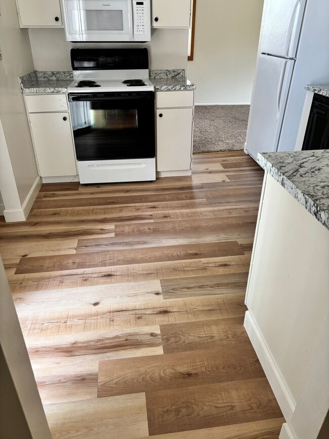 Building Photo - AVAILABLE IMMEDIATELY - LARGE 3 BED/2 BATH...