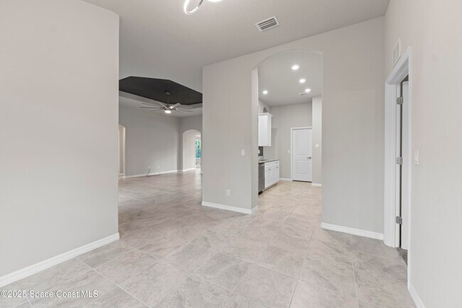 Building Photo - 565 Rembrandt St SE