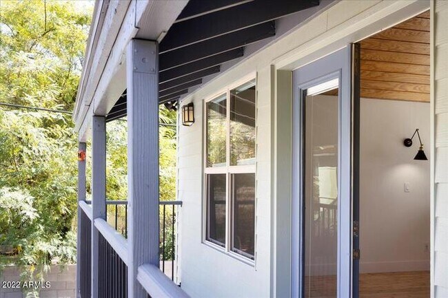 Building Photo - Luxury Living in Roosevelt Historic District!