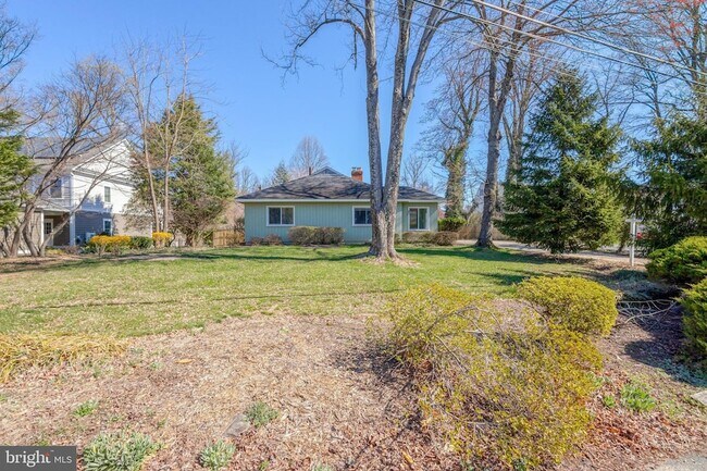Building Photo - 2031 Hillside Dr