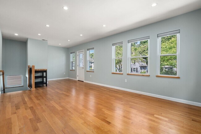 Building Photo - 574-576 Lagrange St