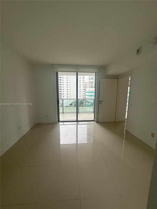 Building Photo - 1300 Brickell Bay Dr