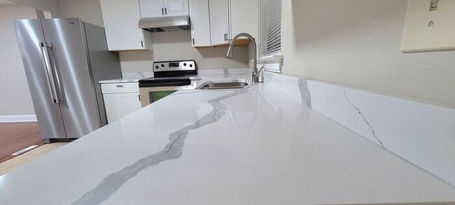 Building Photo - Beautifully Renovated 2BD/1BA Duplex in Hickory!