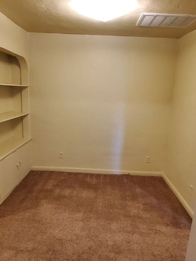 Building Photo - Elizabeth Park