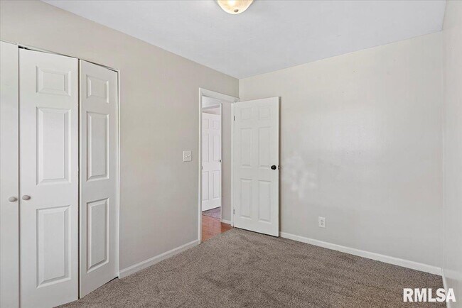 Building Photo - 400 Lexington Heights Dr