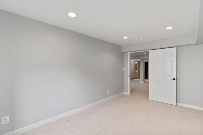 Building Photo - Spacious Home in Port Potomac