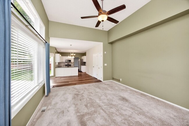Building Photo - SPACIOUS LIVING!!  4 Bedrooms, 2.5 Bathrooms Home in Des Moines!