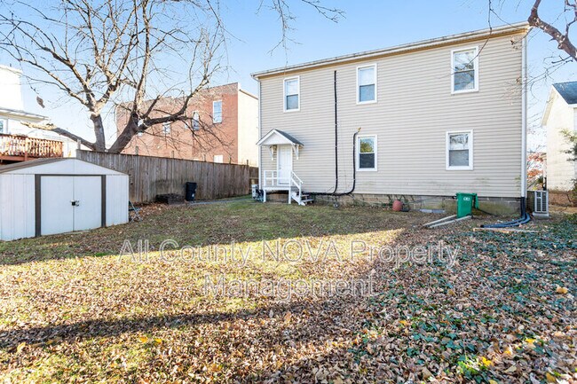 Building Photo - 305 9th St