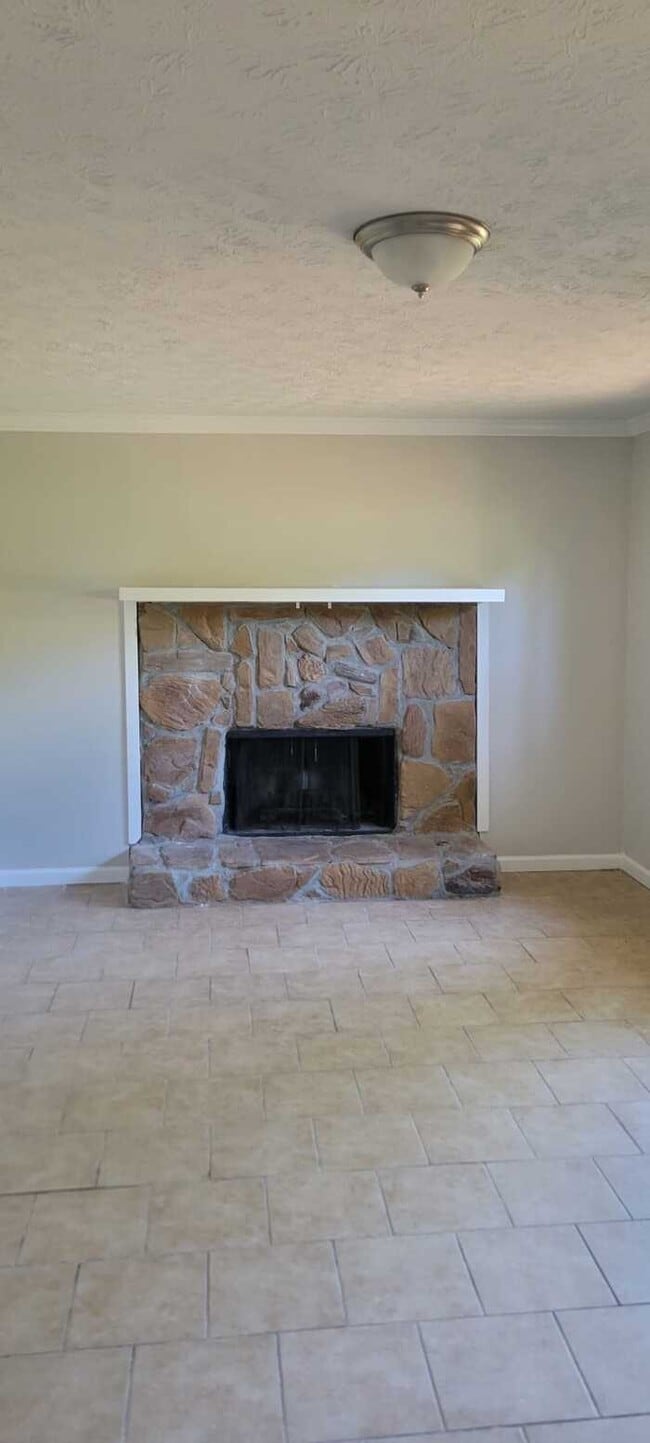 Building Photo - Three Bedroom Split Level Home/Unfinished Basement