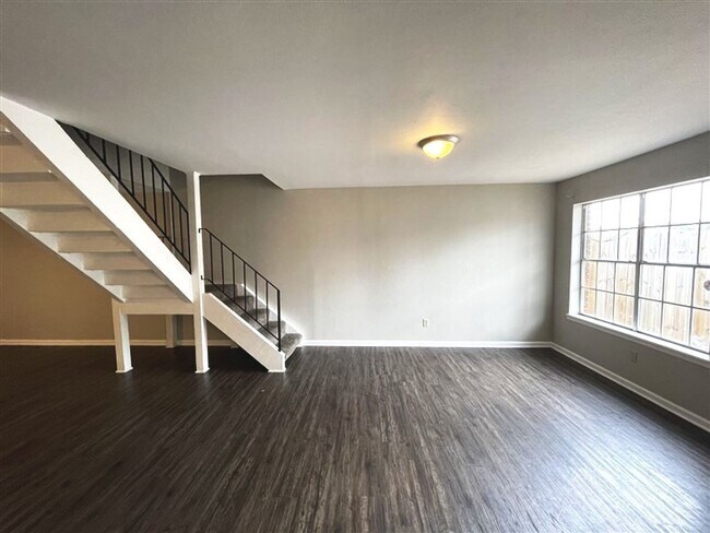 Building Photo - Updated Townhome for lease | 10009 Smither...