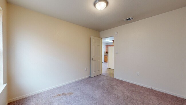Building Photo - 902 Yi Dr