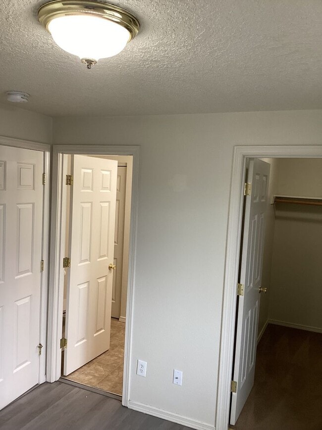 Building Photo - 2040-2040 NE Elk St