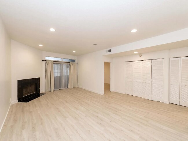 Building Photo - 431 S Kingsley Dr