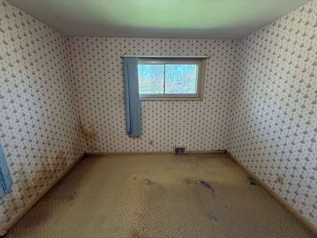 Building Photo - 3 BED 1.5 BATH SINGLE FAMILY HOME