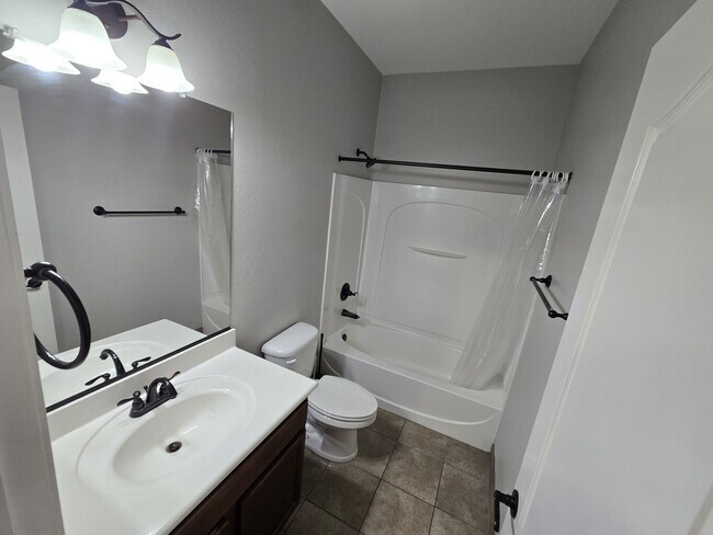 Building Photo - 950 S Wallrade Ln