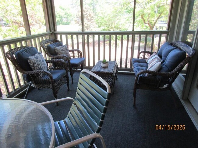 Building Photo - 1221 Lake Dr