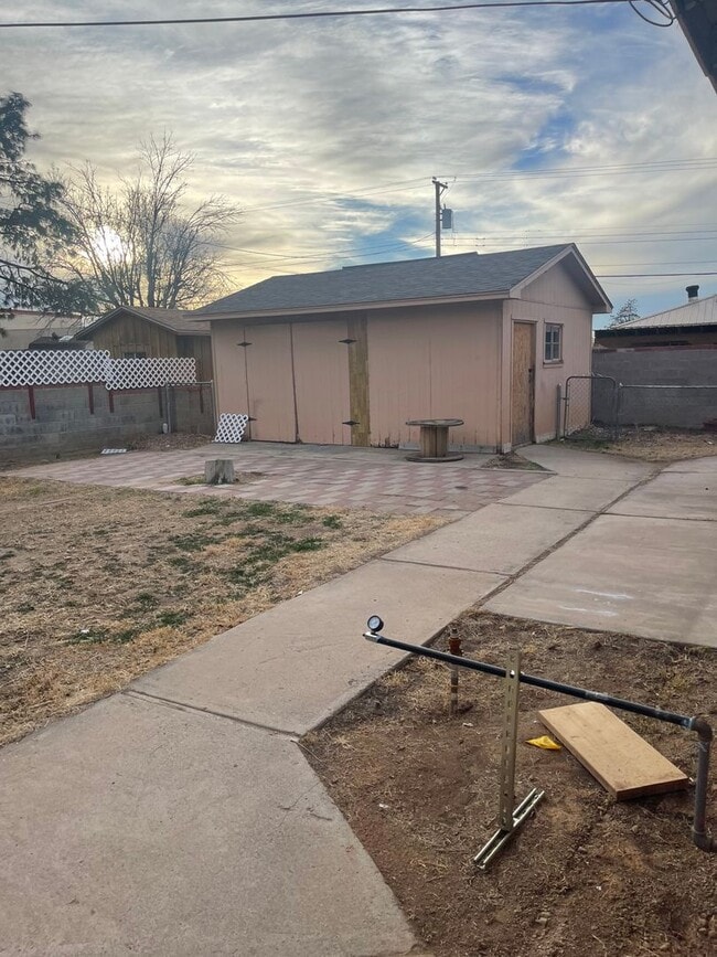 Building Photo - Northeast Hights Home