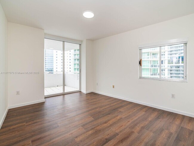 Building Photo - 1402 Brickell Bay Dr