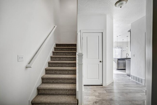 Building Photo - 803 N Hilltop Dr