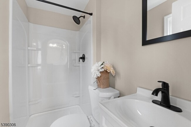 Building Photo - 400 Main St