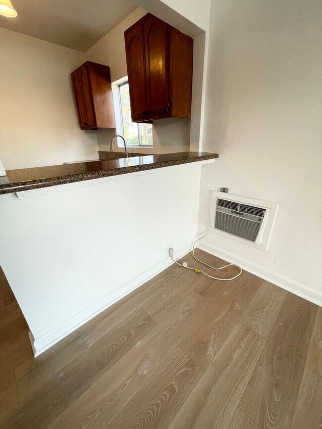 Building Photo - 3659 6th Ave