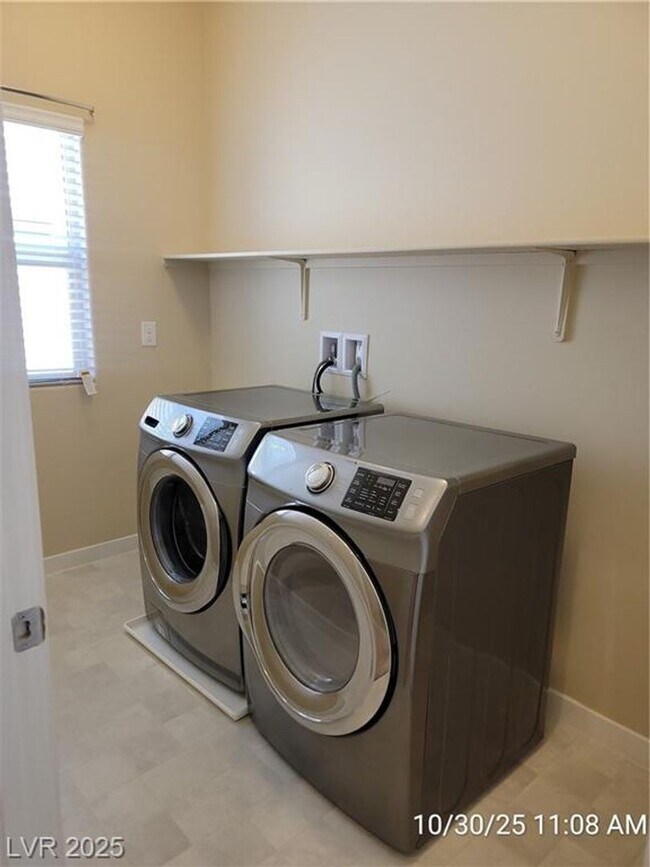 Building Photo - Lovely 2 Story Home!