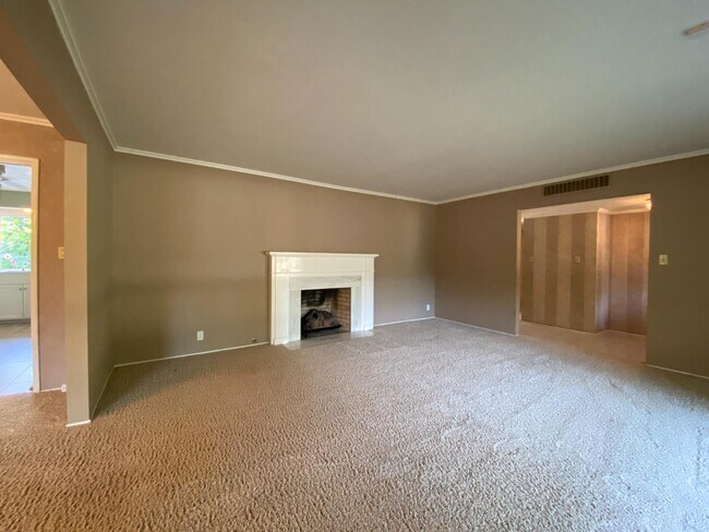 Building Photo - 1217 W Tenaya Way
