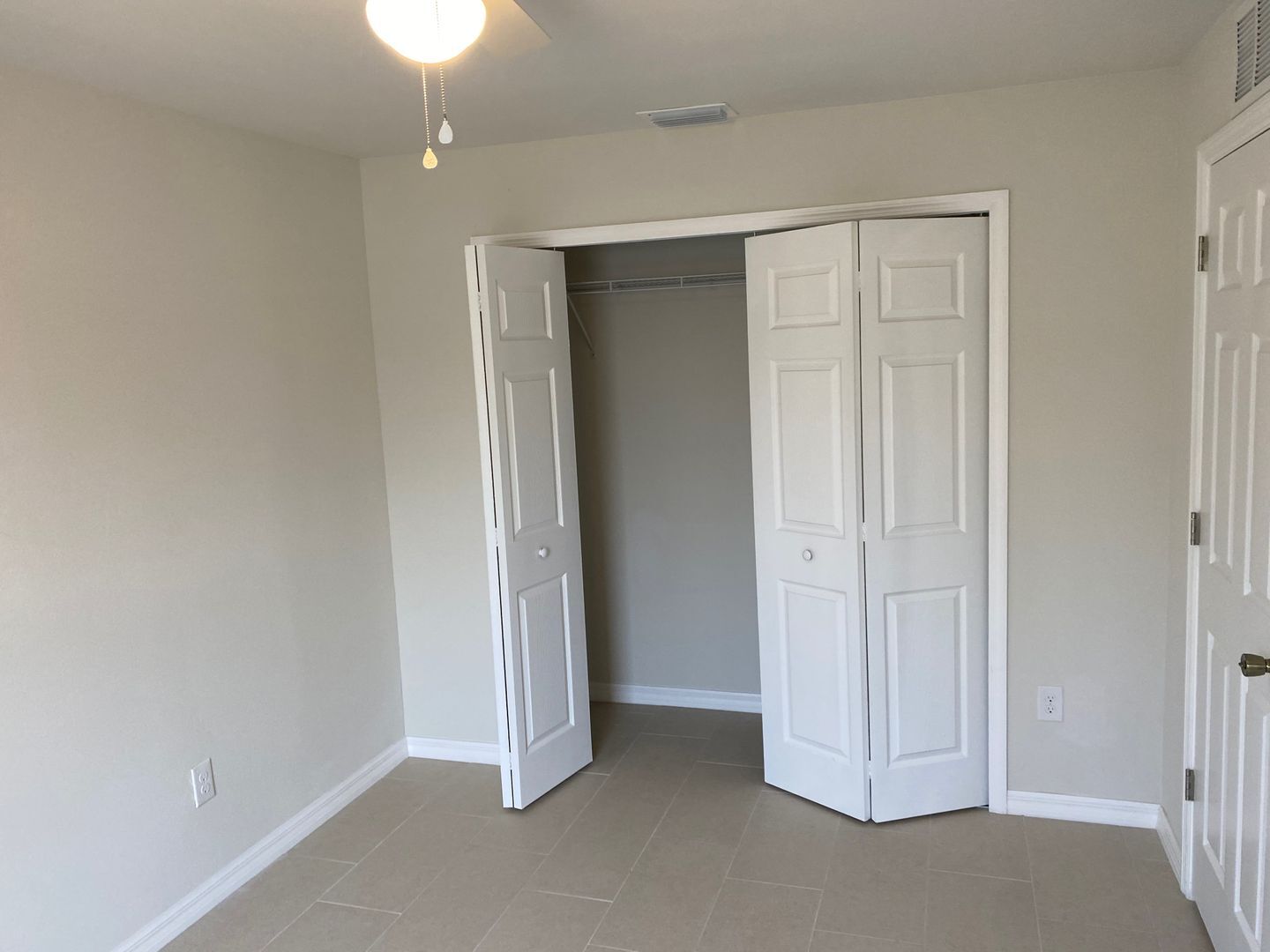 Building Photo - $250 move in special - 3 bedroom, 2 bath Duplex