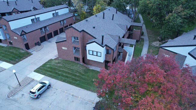 Building Photo - Luxurious 2-Bedroom Apartments with Modern Flair and Parkside Living!