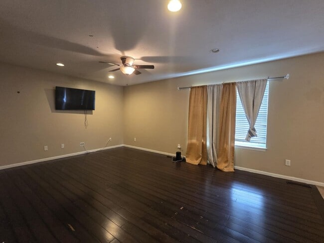 Building Photo - Large family corner lot home for rent!