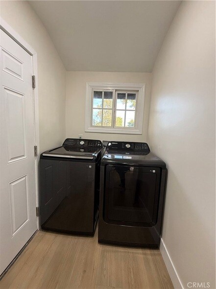 Building Photo - 9123 Woodley Ave