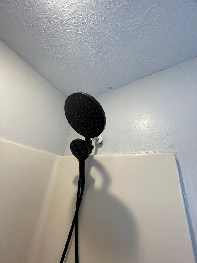 Building Photo - 531-B N Oak Grove Ave