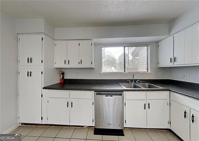 Building Photo - 8577 Parkside Dr