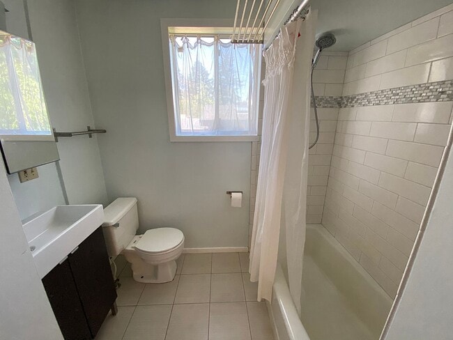 Building Photo - Lovely Cully Home with Bonus Loft, Basemen...